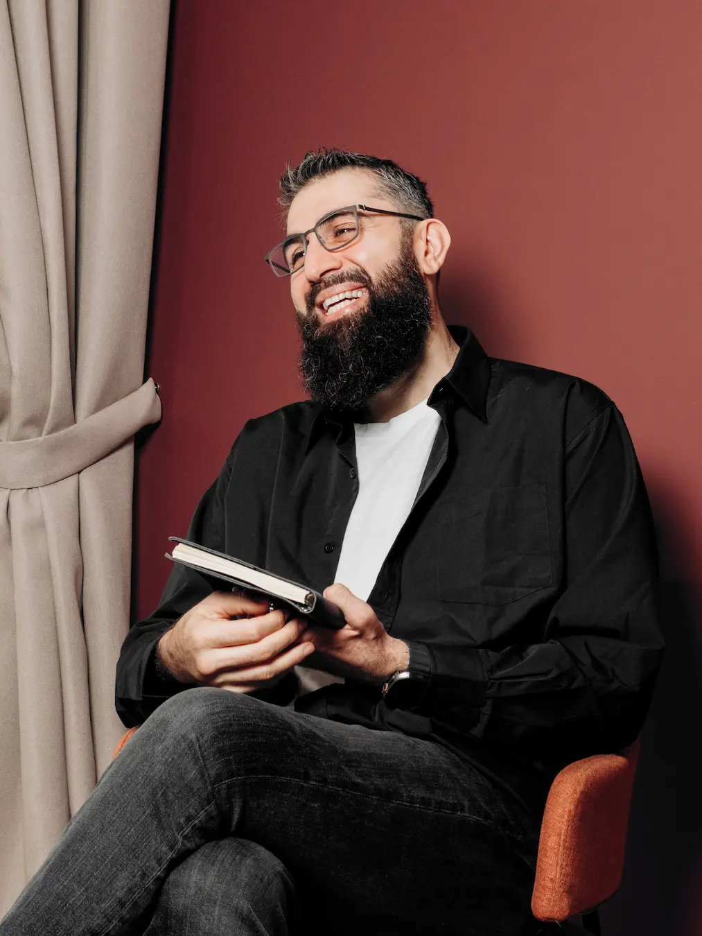 Михаил Гиголаев с книгой в кабинете
